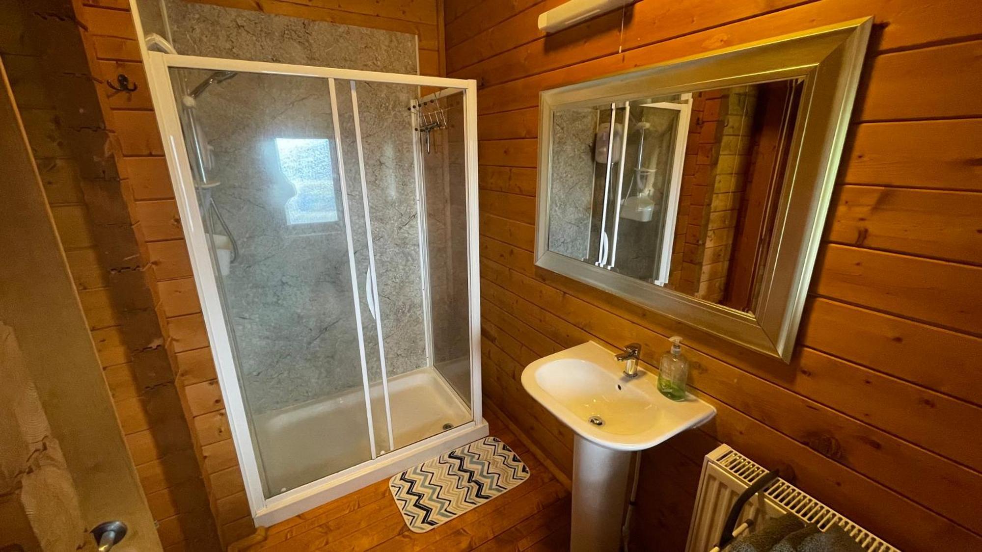 Blossom Cabin - Little Log Cabin In Wales Newtown  Extérieur photo