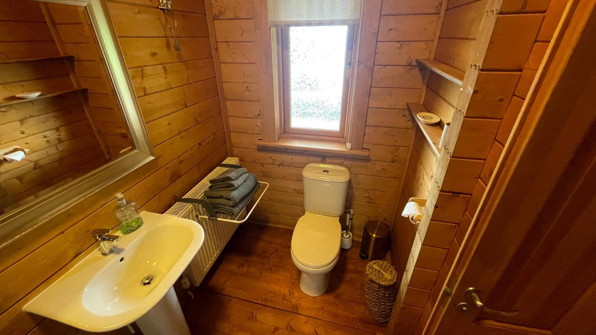 Blossom Cabin - Little Log Cabin In Wales Newtown  Extérieur photo
