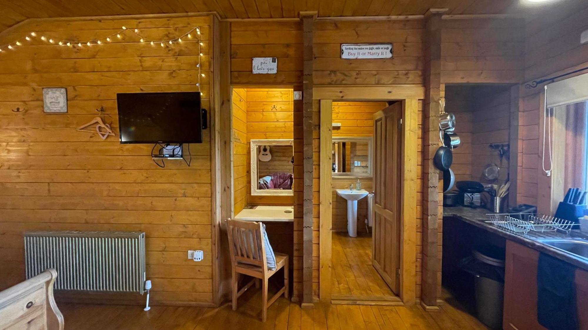 Blossom Cabin - Little Log Cabin In Wales Newtown  Extérieur photo