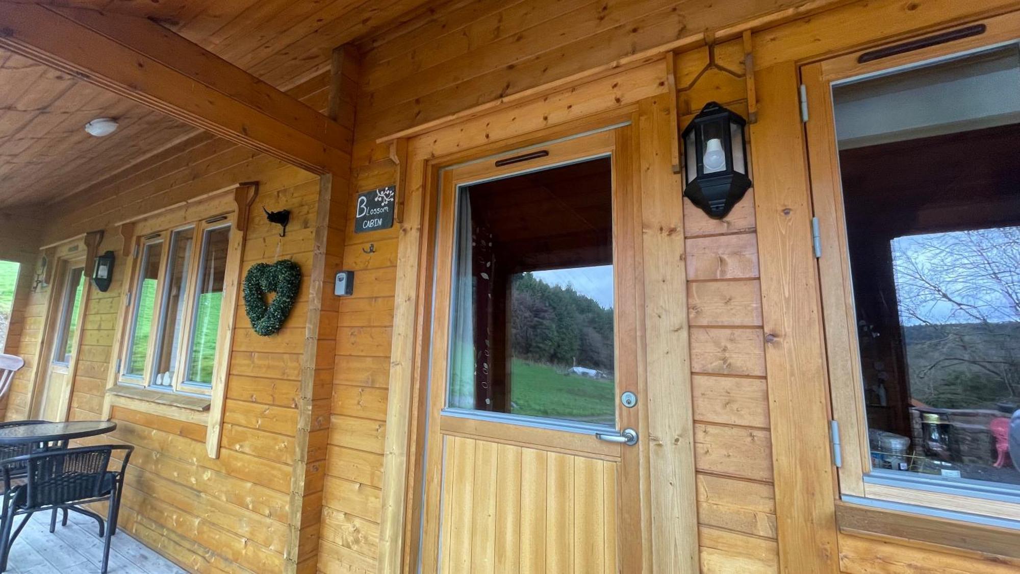 Blossom Cabin - Little Log Cabin In Wales Newtown  Extérieur photo